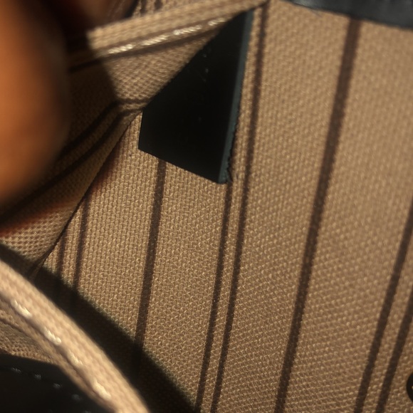 Louis Vuitton - Picture 15 of 16